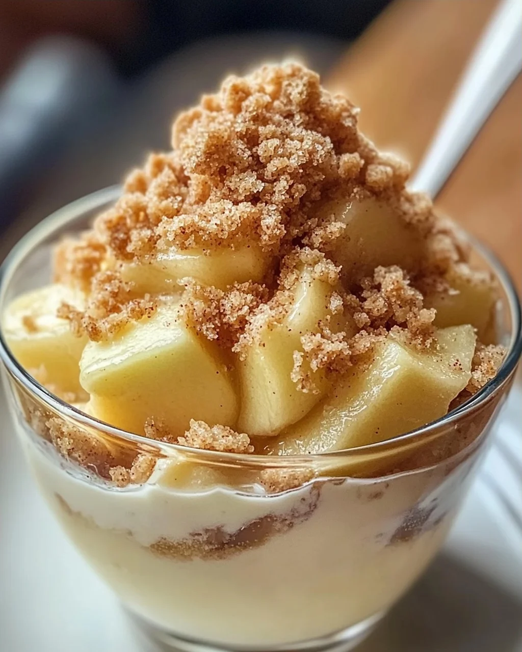 Bratapfel-Crumble auf Zimtcreme