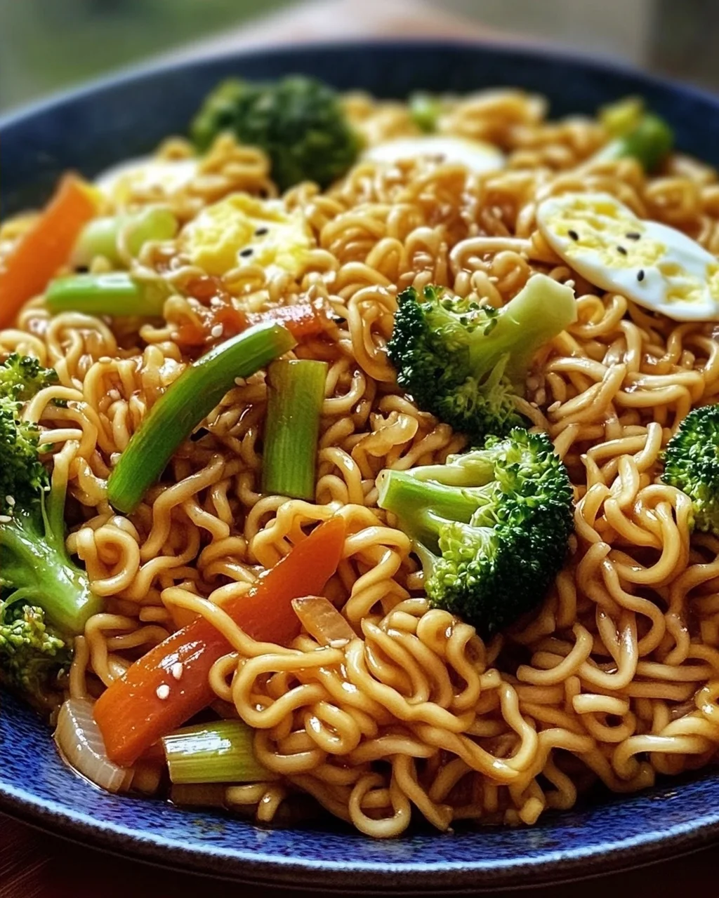 Gebratene Nudeln mit Gemüse und Ei - asiatisch