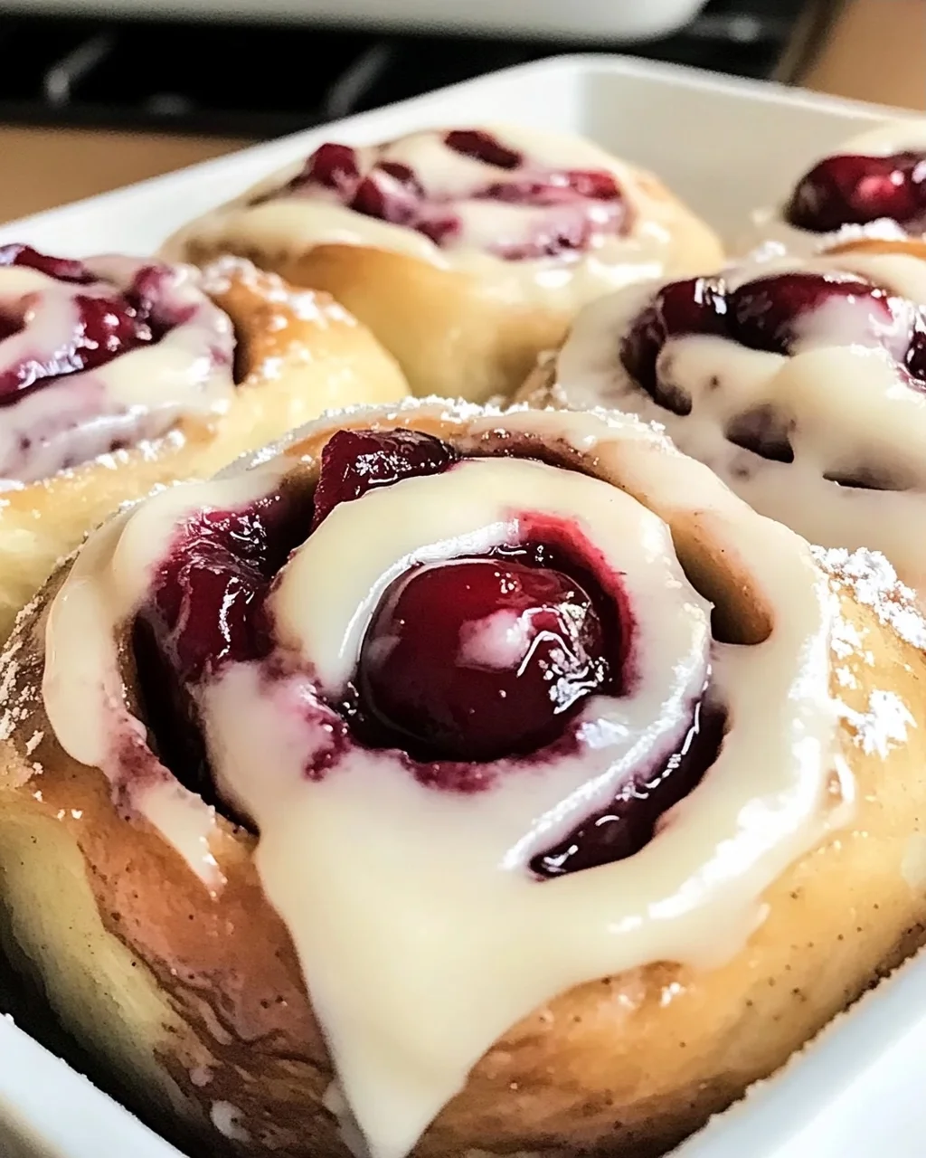 Kirschen Zimtschnecken mit hausgemilter Füllung genießen