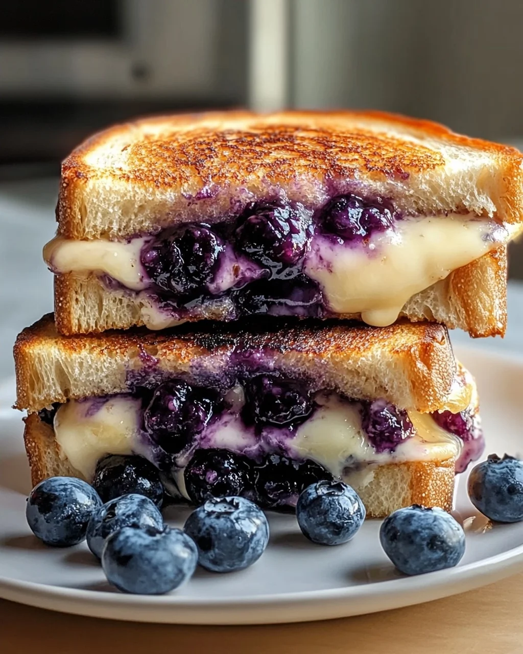 Knuspriger Blaubeer Grilled Cheese: Der süß-salzige Hit!