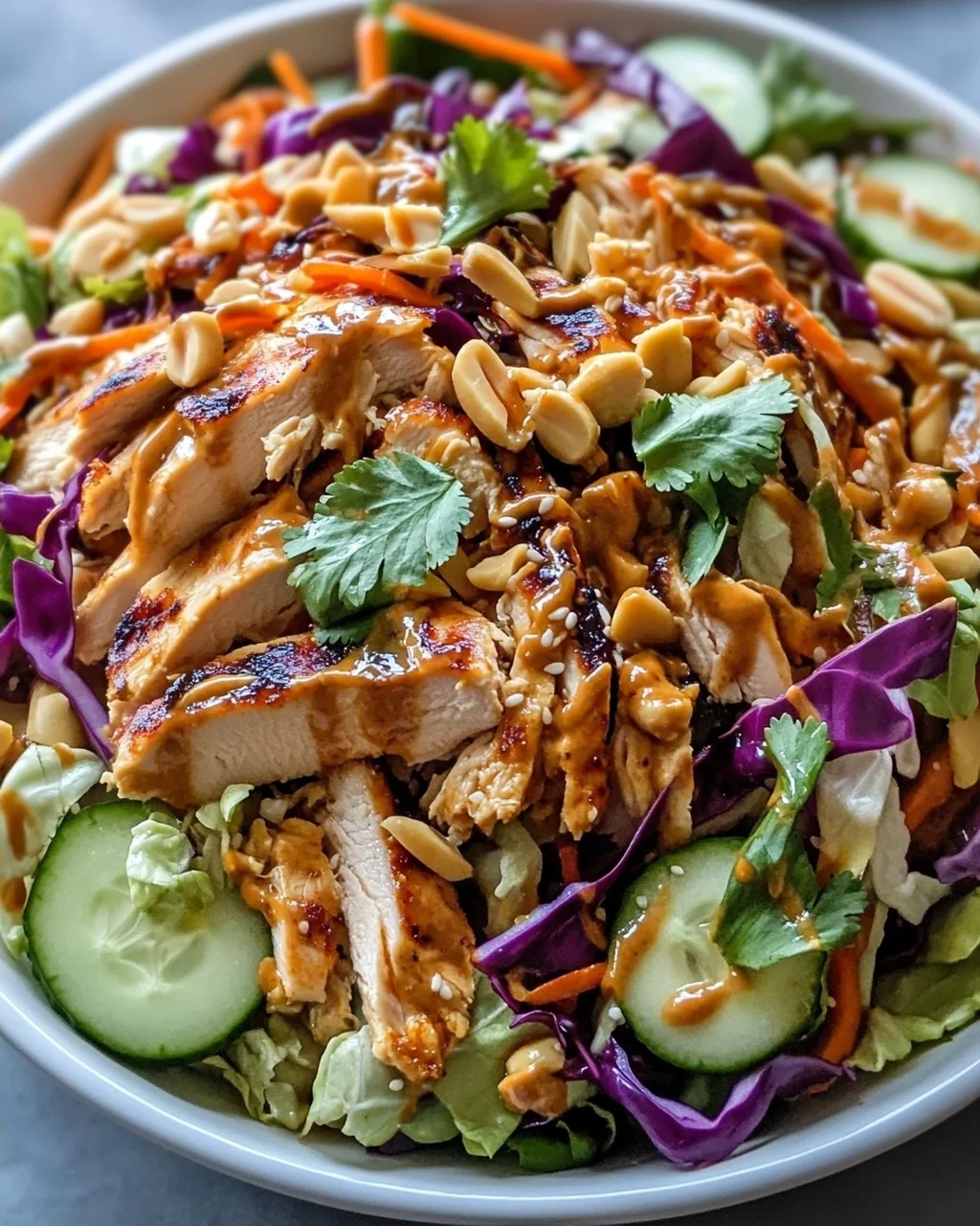 Köstlicher Thai Erdnuss Hähnchen Salat Rezept – Schnell & Lecker!