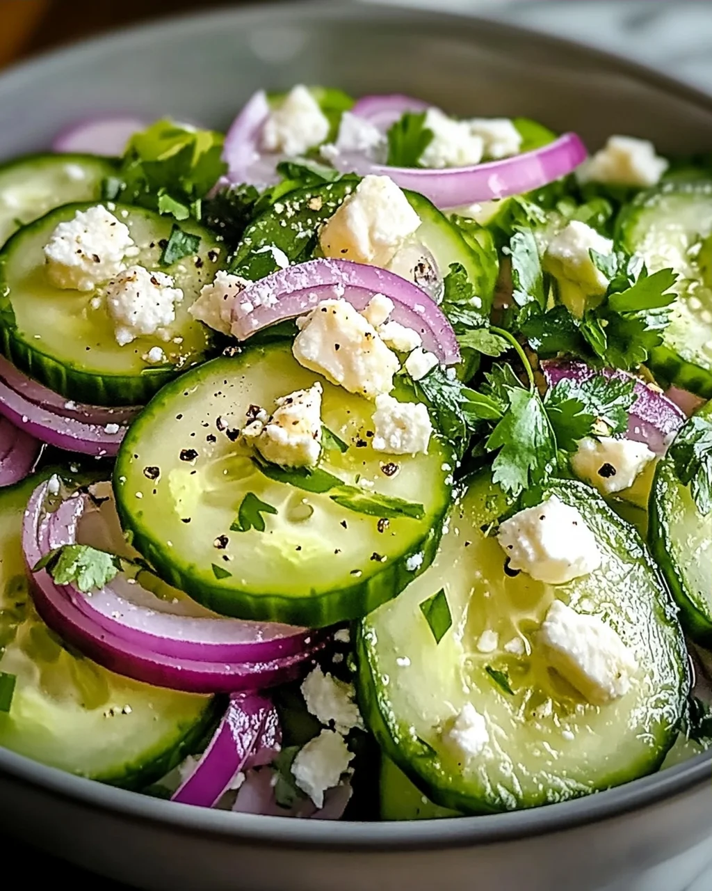 Peruanischer Gurkensalat mit spritzigem Limetten-Dressing