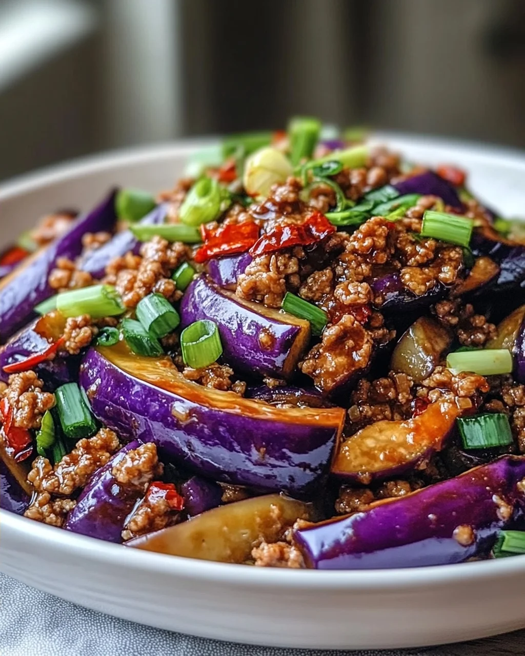 Scharfe Szechuan-Auberginen-Pfanne mit Rinderhackfleisch