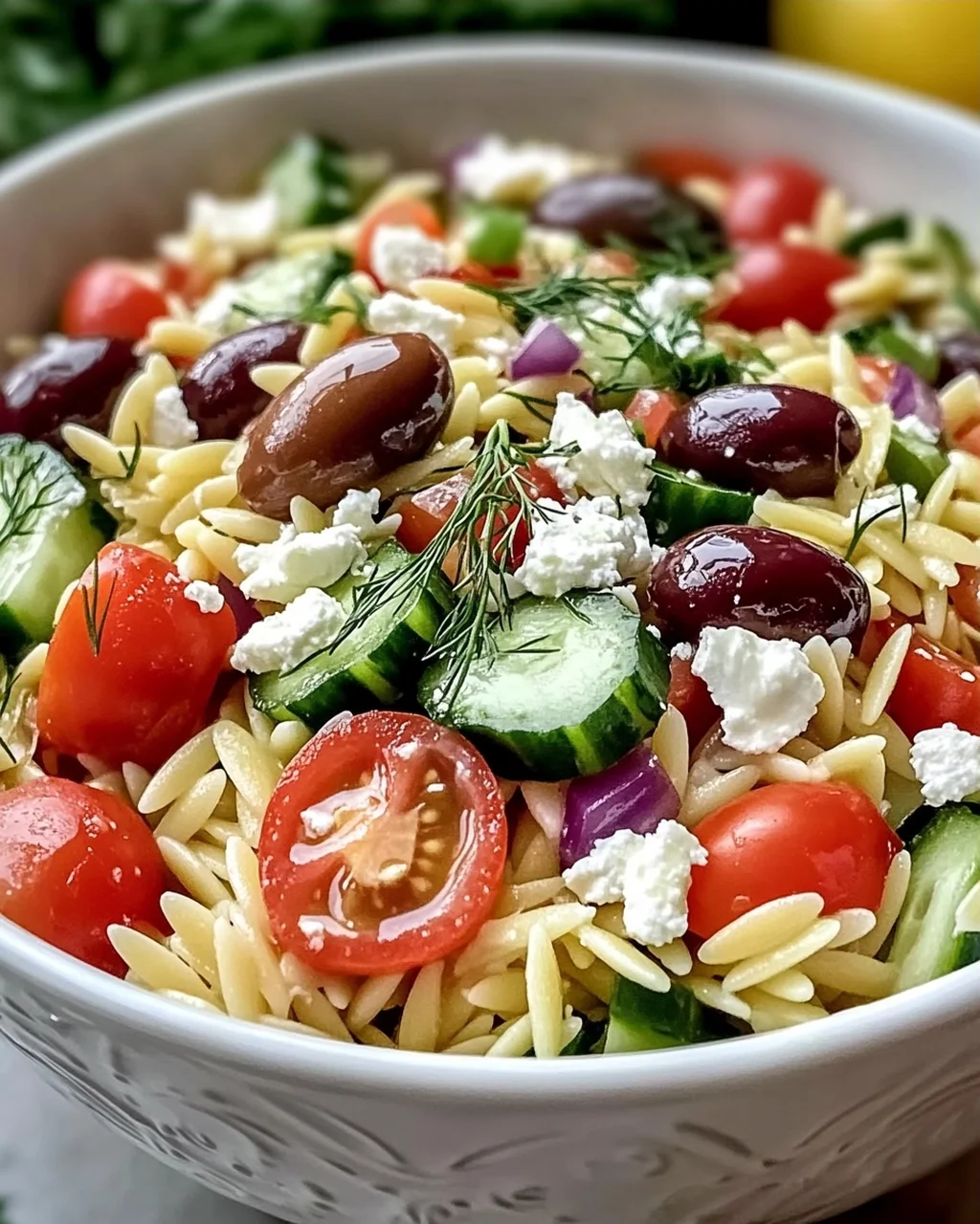Schneller mediterraner Orzo-Pasta-Salat für heiße Tage