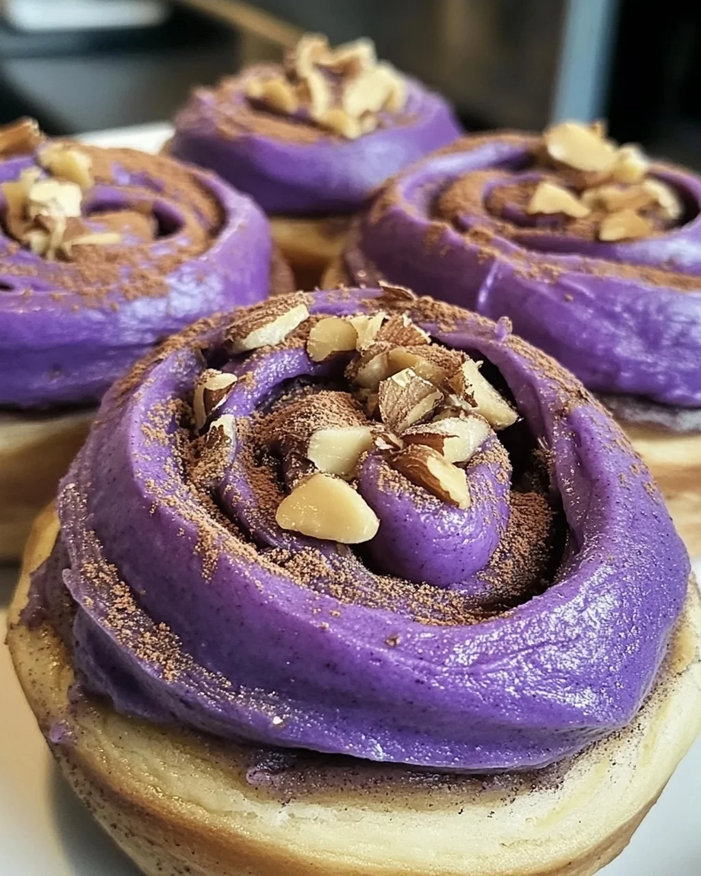 Ube Zimtschnecken mit cremigem Frosting