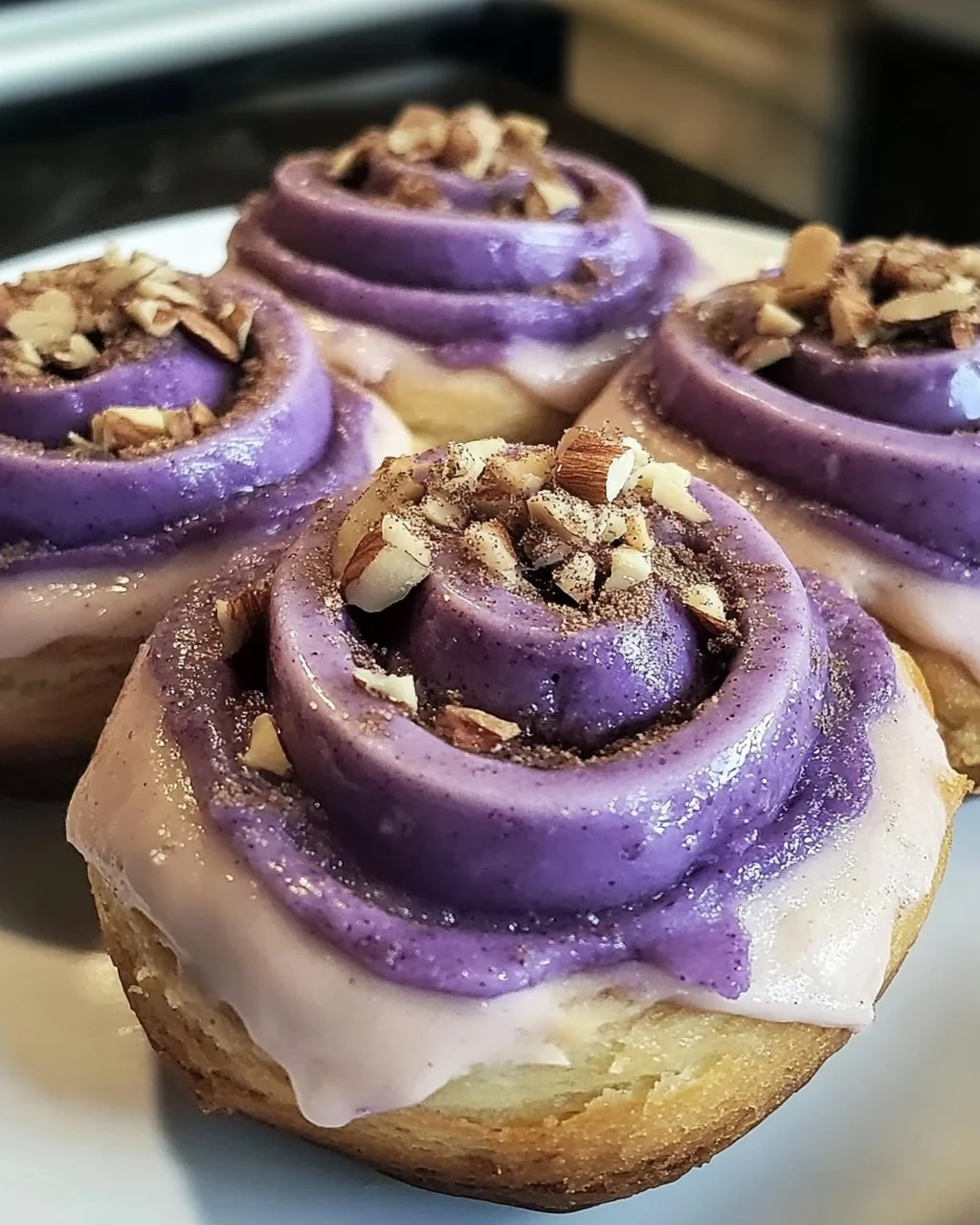 Ube Zimtschnecken mit cremigem Frosting